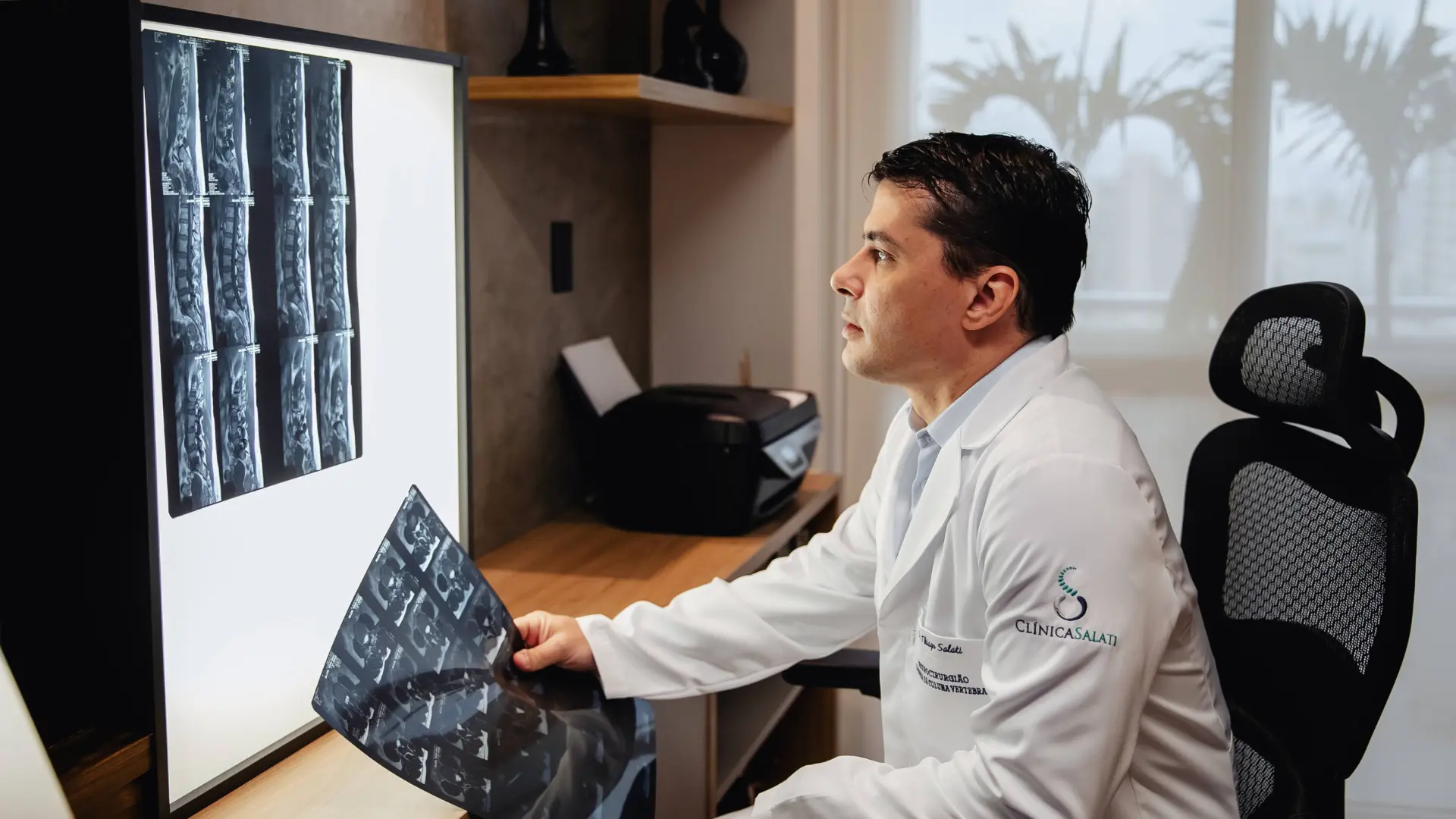 Médico analisando imagens de Raio-x