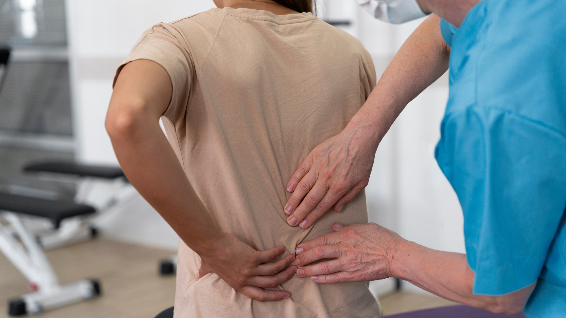 Médico avalia a coluna do paciente