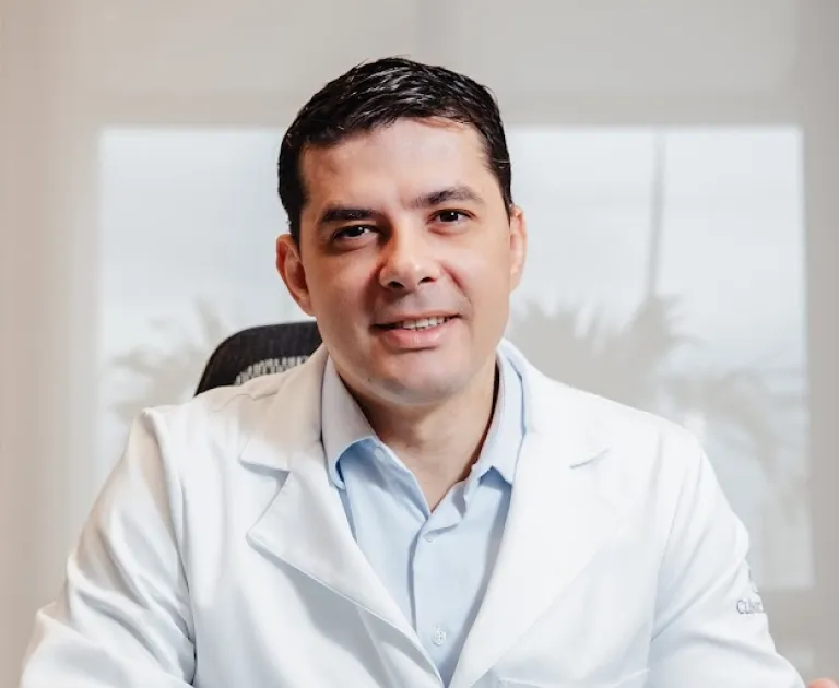 Dr. Thiago Salati em sua sala na Clínica Salati