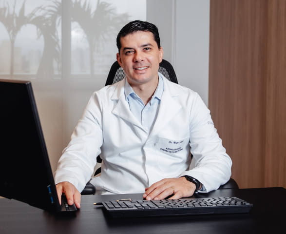 Dr. Thiago Salati usando o computador
